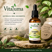Vitaluma Vitamin K2 Tropfen 100 µg im hochwertigen Premium Markenbild mit natürlicher und stilvoller Präsentation